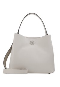 Sac à main structuré gris clair avec une surface texturée, doté d'un détail de logo métallique circulaire et d'une longue bandoulière réglable.