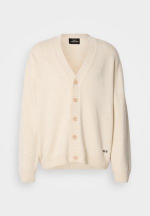 Crèmewitte cardigan met een V-hals, vijf houten knopen aan de voorkant, geribbelde manchetten en zoom; zachte textuur en subtiele merkopdruk aan de onderkant.