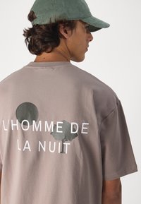 Don't Waste Culture SINDRI UNISEX
 - T-shirt print - warm grey