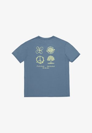 T-shirt in cotone blu con stampe grafiche gialle di un fiore, un vortice, un simbolo di pace e un albero, con il testo "Senti l'esterno, Guarisci l'interno".