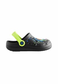 Schwarzer Clog mit verstellbarem grünen Riemen, der bunte Spritzdesigns und einen verspielten Charakter auf der Vorderseite aufweist. Hergestellt aus strapazierfähigem Material.
