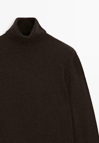Dunkelbrauner Langarm-Rollkragenpullover aus weichem Strickstoff, von der Brust nach oben auf einem weißen Hintergrund dargestellt.