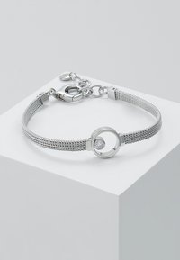 Silbernes Mesh-Armband mit einem runden Akzent und einem klaren Stein, sowie einem Verschluss mit verstellbaren Kettenlinks.