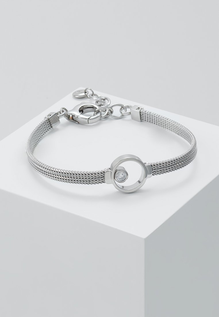 Silbernes Mesh-Armband mit einem runden Akzent und einem klaren Stein, sowie einem Verschluss mit verstellbaren Kettenlinks.