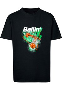 Svart bomull t-shirt med en färgglad grafisk bild av en basketkorg och boll, med ordet "Ballin'" tryckt i vitt och gröna accenter.