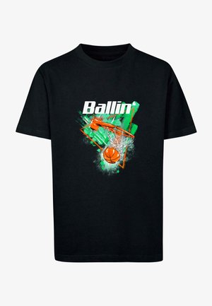 Sort bomulds T-shirt med en farverig grafik af en basketballkurv og bold, med ordet "Ballin'" trykt i hvidt og grønne accenter.
