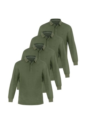 Vier identische olivgrüne Langarm-Poloshirts mit geknöpftem Kragen in einer versetzten Reihe angeordnet.