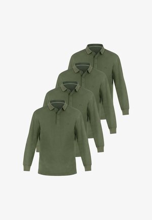 Vier identische olivgrüne Langarm-Poloshirts mit geknöpftem Kragen in einer versetzten Reihe angeordnet.