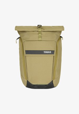 Kaki Rolltop-Rucksack aus strukturiertem Stoff, mit seitlichem Reißverschluss, einem schwarzen Akzentstreifen mit "THULE" und einem verstärkten Boden.