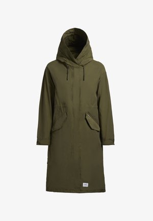 Olivově zelený dlouhý kabát s kapucí, vyrobený z lehkého materiálu. Obsahuje velké přední kapsy a centrální zip. Texturovaný povrch.
