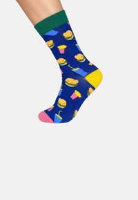 Blå strumpor med mönster av hamburgare, pommes frites och drycker; grön mudd; rosa tå; mjuk textur; medellängd till vaden; lekfulla designinslag.
