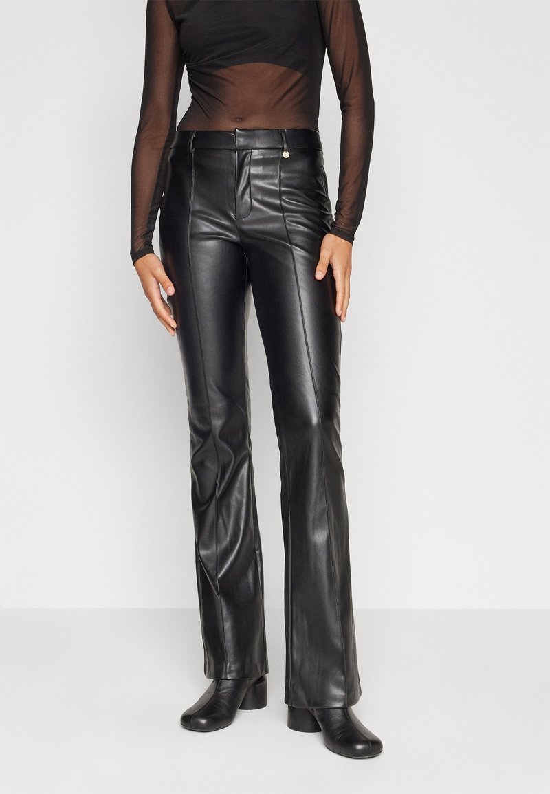 Pantalon évasé en cuir noir avec un détail de couture avant, taille haute, deux poches et des accents de boutons dorés. Texture lisse avec une finition élégante.