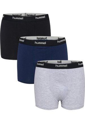 Trzy męskie bokserki w kolorze czarnym, granatowym i jasnoszarym, każda z czarnym pasem z białym logo "hummel".