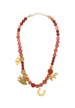 Naszyjnik z koralików z czerwonymi i pomarańczowymi okrągłymi koralikami, teksturowanymi kremowymi i koralowymi klastrami oraz złotymi zawieszkami w kształcie dłoni, podkowy, zwierzęcia i liścia.