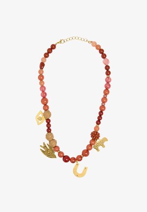Naszyjnik z koralików z czerwonymi i pomarańczowymi okrągłymi koralikami, teksturowanymi kremowymi i koralowymi klastrami oraz złotymi zawieszkami w kształcie dłoni, podkowy, zwierzęcia i liścia.