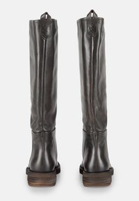 Botas altas de cuero marrón hasta la rodilla con una textura suave, un ligero brillo y tacones de madera apilados; cuentan con una cremallera trasera y una pestaña de agarre.