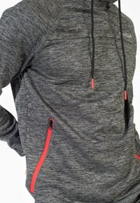 Felpa grigia con un motivo testurizzato, stringhe nere e accenti di tasche zipper rosse, con un logo sul petto.