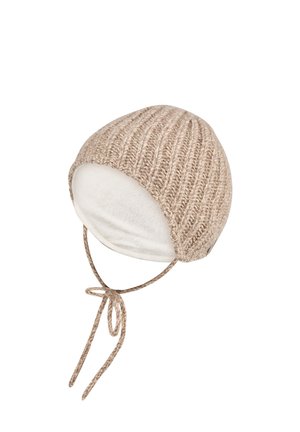 Beige Strickmütze mit weicher weißer Fütterung, geripptem Textur und verstellbaren Bändern für einen sicheren Sitz. Mit rundem Oberteil und Ohrenschutz.