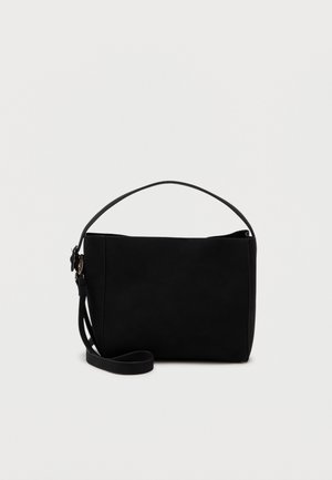 Črna pravokotna torbica z kratko ročico in snemljivim naramnim trakom, prikazana na enobarvni svetli podlagi.