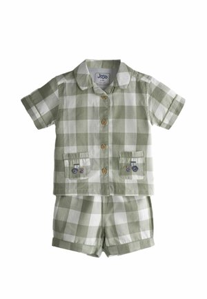 Žalios ir baltos spalvos languotas medvilninis mažylio marškinėlių ir šortų komplektas su trumpomis rankovėmis, priekinėmis sagomis, apykakle ir traktoriaus siuvinėjimu kišenėse.