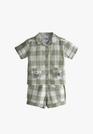 Žalios ir baltos spalvos languotas medvilninis mažylio marškinėlių ir šortų komplektas su trumpomis rankovėmis, priekinėmis sagomis, apykakle ir traktoriaus siuvinėjimu kišenėse.