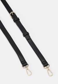 Μαύρος ψεύτικος δερμάτινος ιμαντας με δύο χρυσά μεταλλικά κλιπ σε κάθε άκρο, διαθέτοντας ρυθμιζόμενο κούμπωμα και λεία υφή.