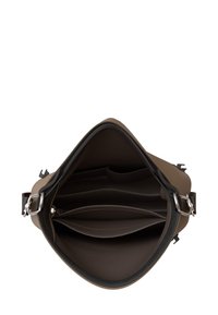 Braune Leder-Handtasche mit weiter Öffnung, mehreren Innenfächern, glatter Textur und silbernen Hardware-Elementen.