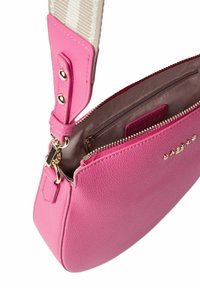 Borsa a tracolla in pelle rosa con finitura testurizzata, caratterizzata da una zip dorata e un manico in tessuto a righe. L'interno include una tasca con zip e uno spazio per le carte.