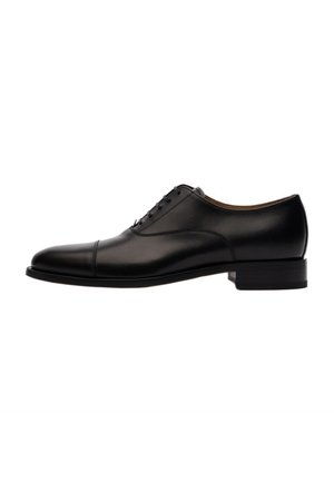 Chaussure noire en cuir à lacets avec un bout arrondi, détail de bout capitonné et un petit talon bloc. Texture lisse avec des accents de couture subtils.