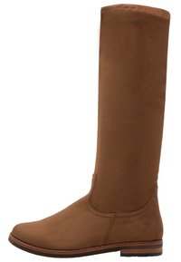 Bottes montantes en daim marron avec une texture lisse, un bout arrondi et un petit talon empilé. Des coutures simples soulignent le design.
