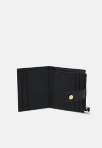 Portefeuille noir bifold ouvert, montrant plusieurs emplacements pour cartes, une fermeture à bouton-pression avec un détail doré, et un petit compartiment zippé.