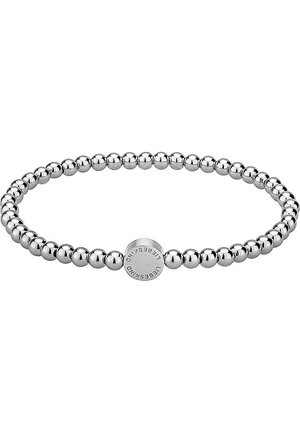 Bracelet en perles argentées avec un centre rond présentant un texte gravé. Des perles lisses et brillantes de taille uniforme créent un design continu.