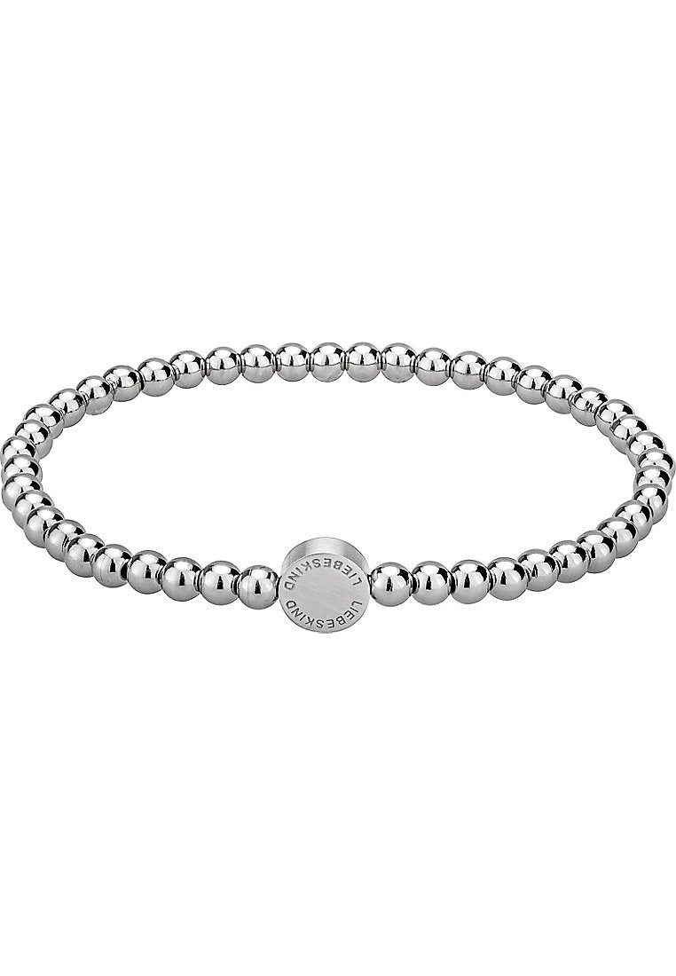 Bracciale con perle argentate e un centro rotondo con testo inciso. Perle lisce e lucide di dimensioni uniformi creano un design continuo.