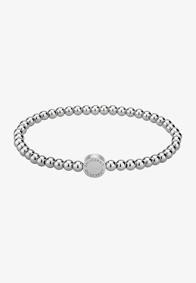 Bracciale con perle argentate e un centro rotondo con testo inciso. Perle lisce e lucide di dimensioni uniformi creano un design continuo.