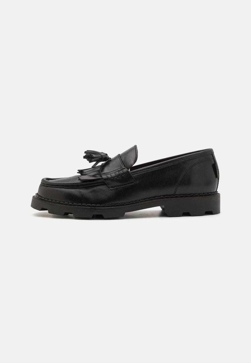 Mustad nahast loafer, millel on mokensi disain, dekoratiivne fringing ja tupsud, tekstuuriga pind ning paks kummitald.