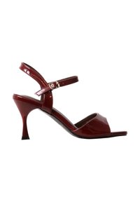 Sandale rouge en cuir verni à talon moyen, bride cheville, bout ouvert et talon fin sur fond blanc.