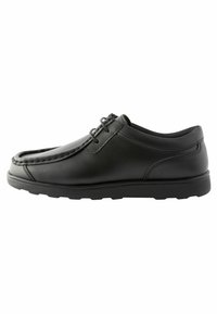 Chaussures en cuir noir avec une finition lisse, bout rond, couture minimale et semelle en caoutchouc plate. Présente un système de laçage et un design structuré.