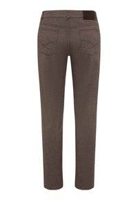 Bruine, getextureerde broek met een slim fit, voorzien van twee achterzakken en een bruine leren patch bij de taille.