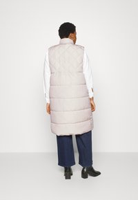 ONLY Carmakoma CARSTACY QUILTED OTW PLUS SIZE - Liemenė - moonbeam