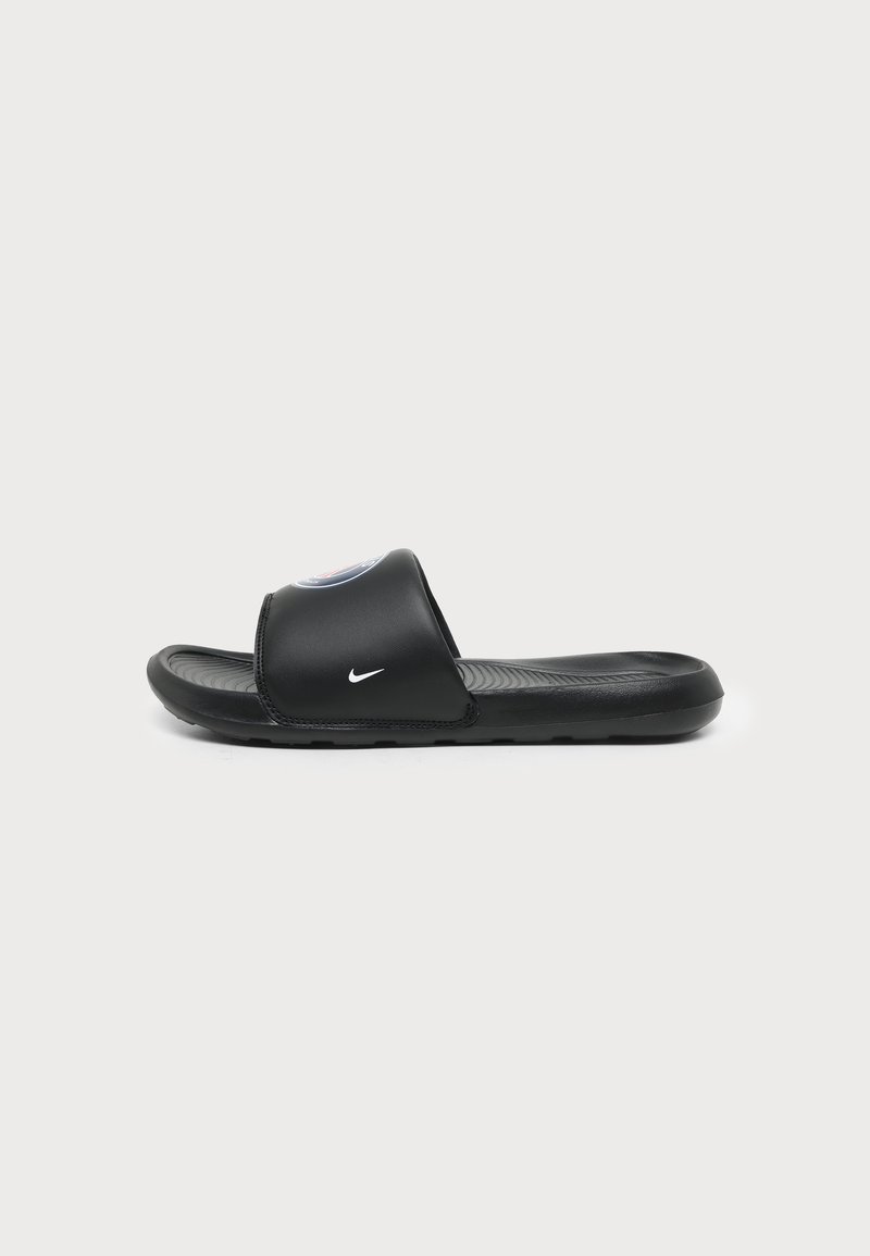 Μαύρο μονό σανδάλι Nike slide με μαξιλαρωτή σόλα και ρυθμιζόμενο λουράκι με το λογότυπο της Nike σε απλό λευκό φόντο.