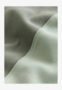 Nem kiválasztott, green raglan