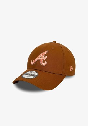 Braune Baseballmütze mit verstellbarem Riemen, die auf der Vorderseite ein hellrosa gesticktes "A"-Logo und eine strukturierte Stoffoberfläche aufweist.