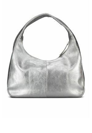 Sac à épaule en cuir métallisé argent avec une poignée supérieure incurvée et une fermeture zippée sur fond blanc.