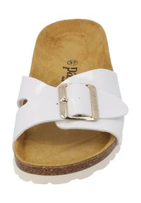 Sandale blanche avec une bride brillante et une boucle métallique, doublure intérieure en cuir marron doux et semelle en liège texturée.