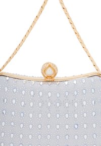 Grå clutch taske med perlemorslignende dråbemønstre, guldfarvet hardware, flettet rem og en dekorativ lukning med en perledetalje på toppen.