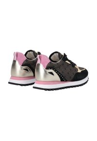Sneakers con un tessuto nero a motivo, dettagli metallici dorati, tallone in suede rosa, intersuola bianca e suola esterna nera testurizzata.