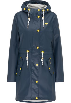 Marineblauwe waterdichte regenjas met een capuchon, gele accenten, trekkoordsluiting, drukknoopjes en zijzakken, met een soepele textuur.