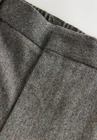 Unselected, neutral brown