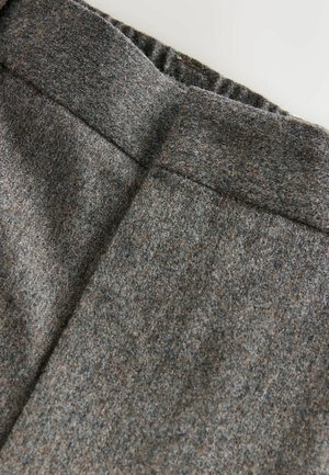 Pantaloni in misto lana grigi con una texture liscia, caratterizzati da una vita ampia e un taglio pulito e classico. Presentano sottili striature di colore.