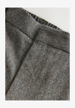 Pantaloni in misto lana grigi con una texture liscia, caratterizzati da una vita ampia e un taglio pulito e classico. Presentano sottili striature di colore.
